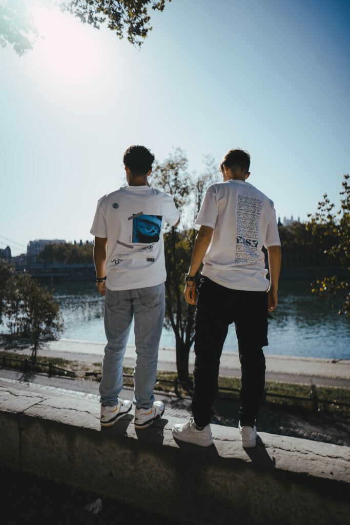 Debout t-shirt vetements ESSE oversize sur les quais de Lyon
